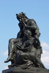Metallene Götterstatue mit Nymphen