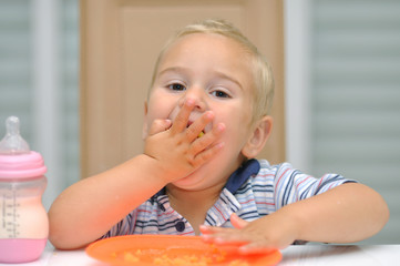 Bub stopft sein Essen rein