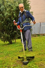 jardinier avec tondeuse