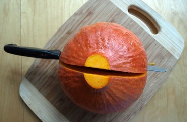 küchenmesser im Kürbis