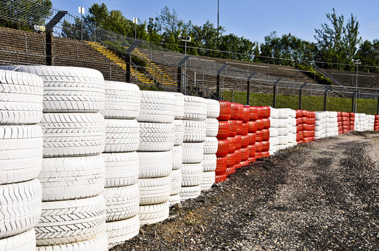 Formel1 - Sicherheitszone mit Kiesbett und Reifenstapel