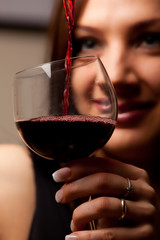 Donna che versa il vino nel calice