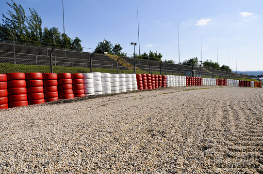 Formel 1-Rennstrecke - Kiesbett, Reifenstapel, Zuschauertrib&uuml;ne