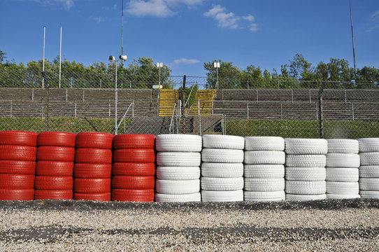 Formel 1-Rennstrecke - Kiesbett, Reifenstapel, Zuschauertrib&uuml;ne