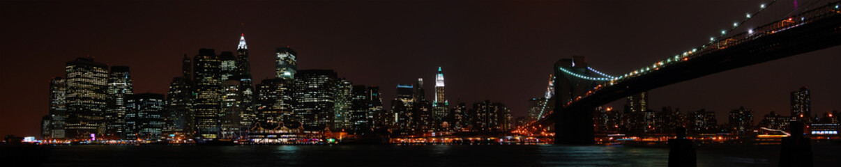 Vue panoramique sur les toits de la ville de New York depuis Brooklyn la nuit.