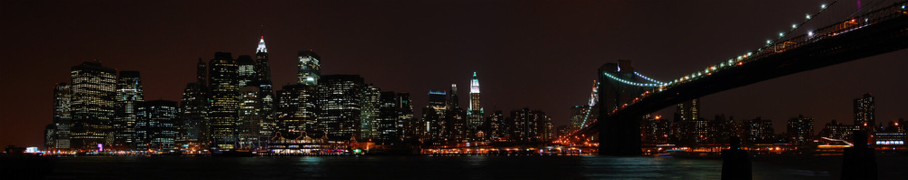 Fototapeta Panoramic New York City skyline from the Brooklyn at night.