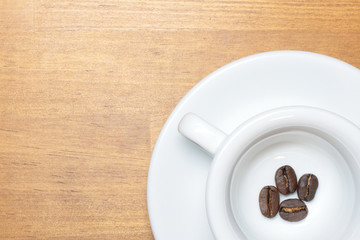 コーヒーカップと珈琲豆２