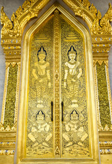 Fototapeta na wymiar traditional art on thai temple church door