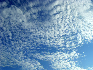 ciel bleu et nuages blancs