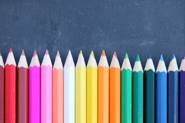 crayons de couleurs sur ardoise