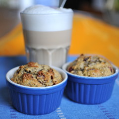 Kleines Gebäck und Latte Macciato
