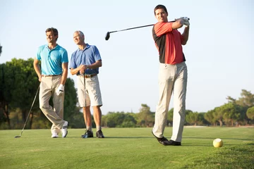 Photo sur Plexiglas Golf Groupe d& 39 hommes golfeurs teeing off sur terrain de golf