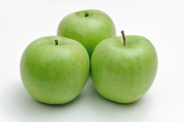 Trois pommes vertes