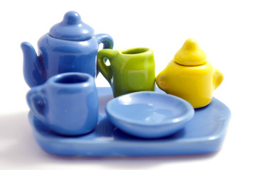 Разноцветный набор игрушечной посуды