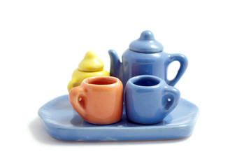 Разноцветный набор игрушечной посуды