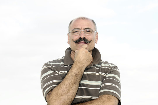 Nachdenklicher Senior # 4560