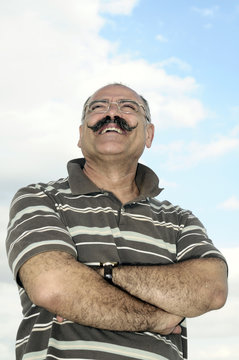 Vitaler lachender Senior guckt in die Ferne # 4559