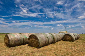 Obraz premium Hay bails and turbines