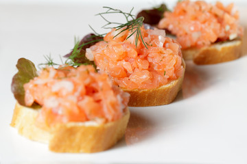 Canapes mit Lachstatar