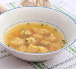 Grießklöschensuppe
