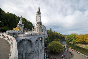 Fototapeta premium Notre Dame du Rosaire à Lourdes et le Gave