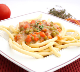 Pasta mit Erbsen und Möhren