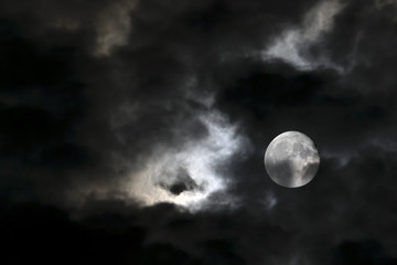 Fototapeta na wymiar Wir niesamowitych białych chmur i księżyc w pełni
