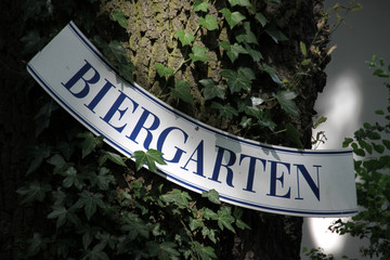 Bilder und Videos suchen: biergarten-schild