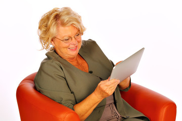Oma mit Tablet PC