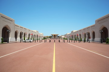 Fototapeta na wymiar Tureckie i Oman flagi na głównej alei Pałac sułtana