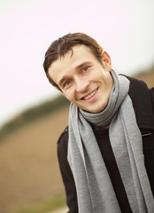 Portrait  junger Mann im Mantel