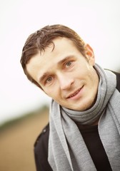 Portrait  junger Mann im Mantel