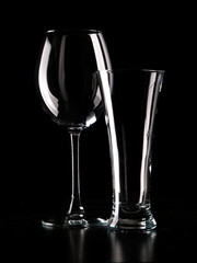 Light contour of wineglass and beerglass  in dark color