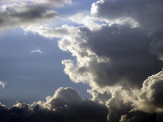 Ciel d'été avec gros nuages gris menaçants