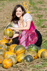 Bäuering im Dirndl mit Kürbis
