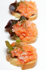 Canapes mit Lachstatar