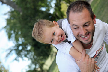 Père et fils jouant ensemble à la campagne