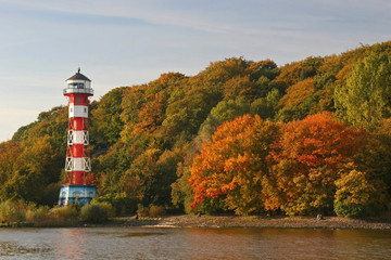 Herbst an der Elbe bei Hamburg mit dem Leuchtturm Wittenbergen - obrazy, fototapety, plakaty