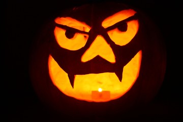 leuchtender halloween kürbis