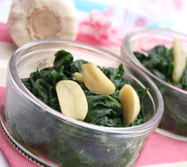 Blattspinat mit Knoblauch