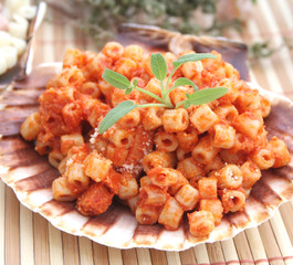 Nudeln mit Tomatensoße
