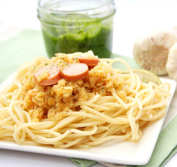Pasta mit Linsen und Würstchen