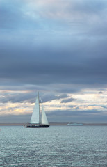 Fototapeta na wymiar Sunset sail