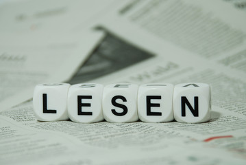 Lesen mit Zeitungshintergrund