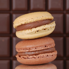 deux petits macarons au chocolat