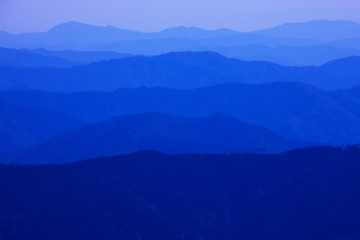 Fototapeta na wymiar Pasmo górskie, które jest widoczne z Shikoku Krasu