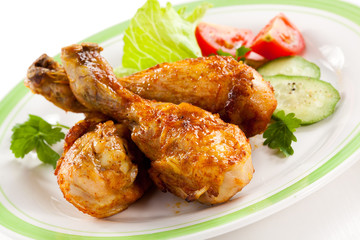 Roasted chicken drumsticks and vegetables