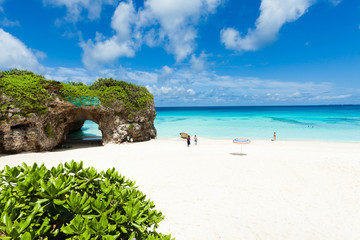 White sand tropical beach with clear blue sea, Okinawa, Japan - obrazy, fototapety, plakaty