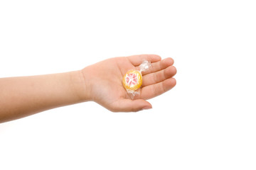 キャンディーを持つ子供の手