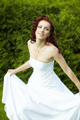 Fototapeta na wymiar young beautiful bride in the park